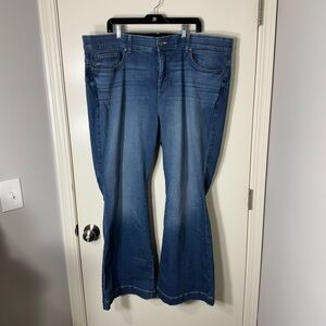 NWT Torrid Women’s Medium Wash Bombshell Flare Jeans Plus‎ Size 26W